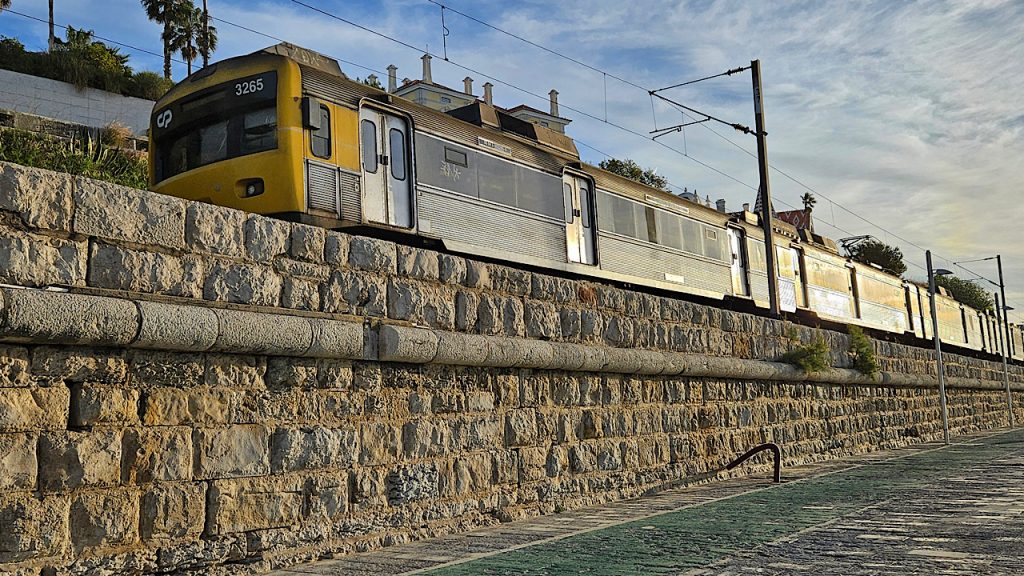 Train from Cascais to Lisbon